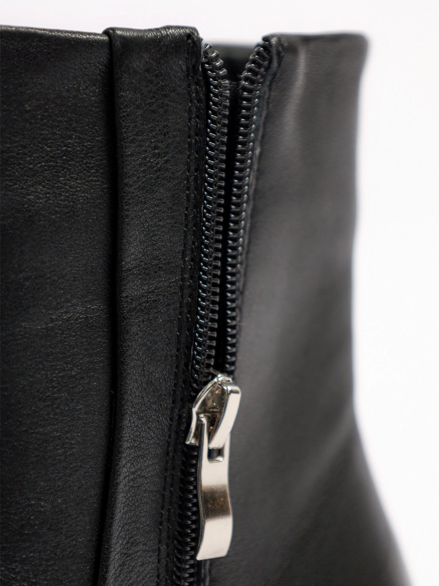 Ботильоны черного цвета с декоративной молнией на высоком каблуке